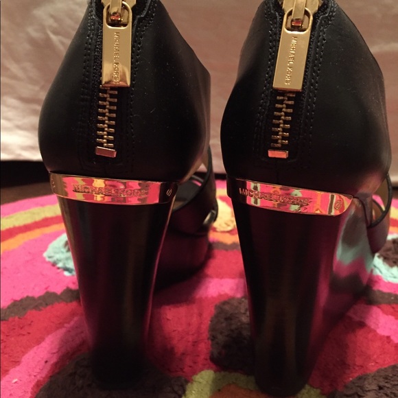 Michael Kors Black Leather Wedges! Size 6! Classy! - Picture 3 of 4